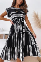 Kleid mit Print und Gürtel